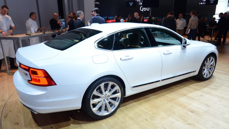 Prijzen en uitvoeringen nieuwe Volvo S90 nu bekend. De S90 T5 en T6 hebben standaard een automaat, de D3 en D4 standaard handgeschakeld. De uitvoeringen variren van Kinetic, Momentum tot Inscription.
