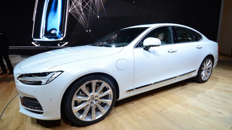 Prijzen en uitvoeringen nieuwe Volvo S90 nu bekend. De S90 T5 en T6 hebben standaard een automaat, de D3 en D4 standaard handgeschakeld. De uitvoeringen variren van Kinetic, Momentum tot Inscription.