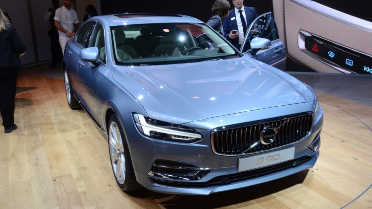 Prijzen en uitvoeringen nieuwe Volvo S90 nu bekend. De S90 T5 en T6 hebben standaard een automaat, de D3 en D4 standaard handgeschakeld. De uitvoeringen variren van Kinetic, Momentum tot Inscription.