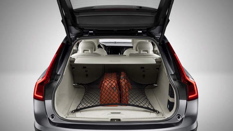 De Volvo V90 Cross Country is nu te bestellen. Bekijk hier alle prijzen, motoren en de uitvoeringen met standaarduitrusting. Vanaf voorjaar 2017 is de V90 CC in Nederland.