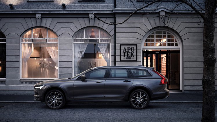 De Volvo V90 Cross Country is nu te bestellen. Bekijk hier alle prijzen, motoren en de uitvoeringen met standaarduitrusting. Vanaf voorjaar 2017 is de V90 CC in Nederland.