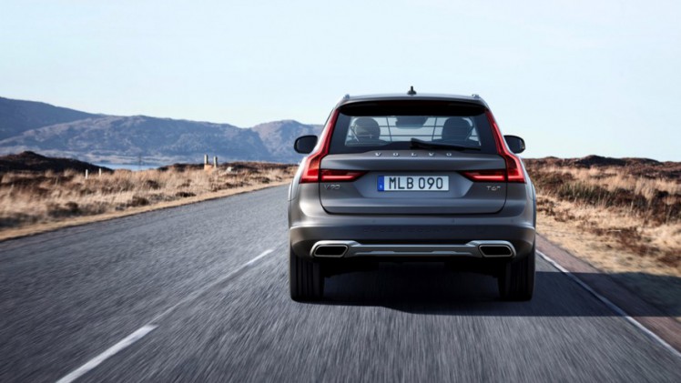 De Volvo V90 Cross Country is nu te bestellen. Bekijk hier alle prijzen, motoren en de uitvoeringen met standaarduitrusting. Vanaf voorjaar 2017 is de V90 CC in Nederland.