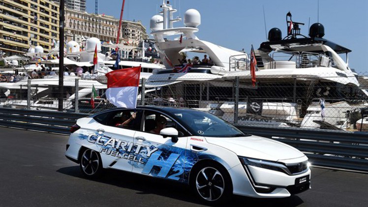 Prins Albert van Monaco ging de Grand Prix van afgelopen weekend vooraf door een testrondje met de Honda Clarity met brandstofcel.