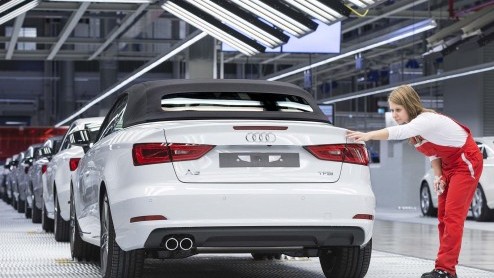 Audi heeft de productielijn van de nieuwe A3 Cabriolet opgestart in de Hongaarse productiefaciliteit. De eerste exemplaren vinden begin volgend jaar hun weg naar ons land. Prijzen zijn nog niet bekend