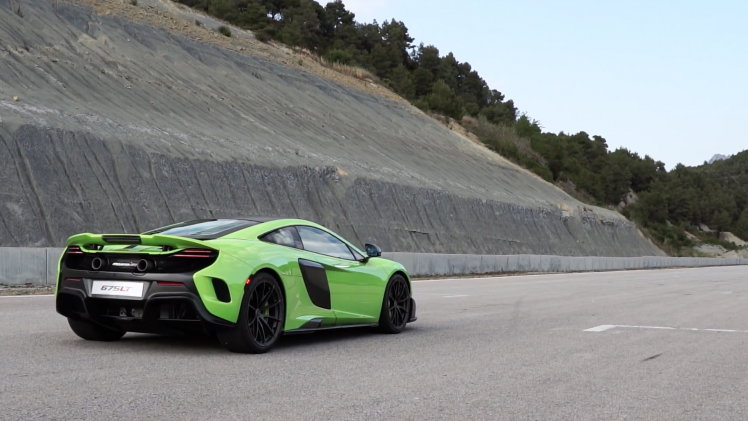 McLaren is vandaag begonnen met de bouw van de 675LT en viert dat met een video van de sportwagen op het Castellol Circuit, vlakbij het Spaanse Barcelona.