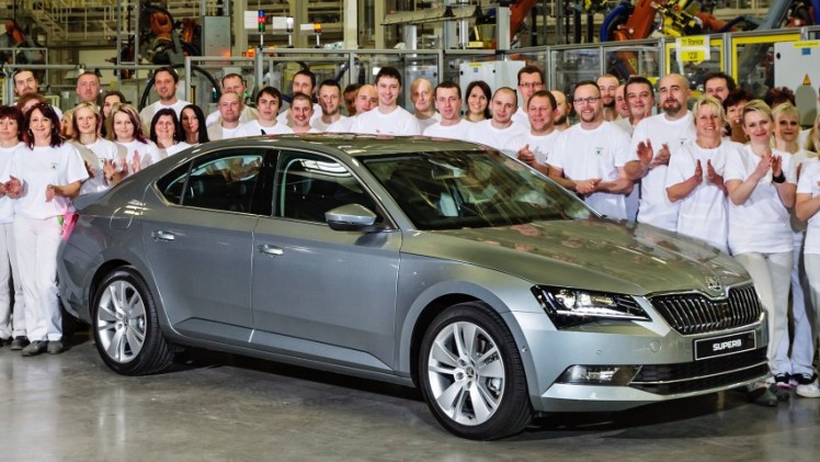 Groot feest in het Tsjechische Kvasiny. Daar is vandaag de eerste nieuwe Skoda Superb van de band gerold.