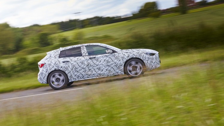 Infiniti Q30 productiemodel in het licht op IAA Frankfurt 2015.