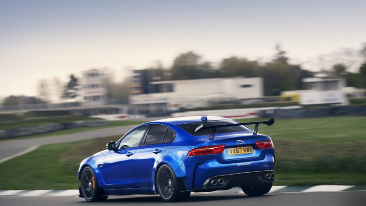 Jaguar maakt met de hand 300 exemplaren van de Project 8 op basis van de vierdeurs XE.