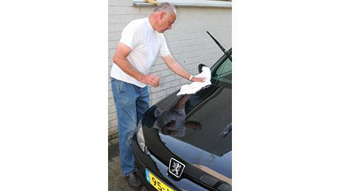 Protech is in Nederland vooral bekend door een speciale lakbeschermings- behandeling. Die kostbare behandeling kun je echter alleen overlaten aan specialisten. Maar voor de autoliefhebber die graag ze