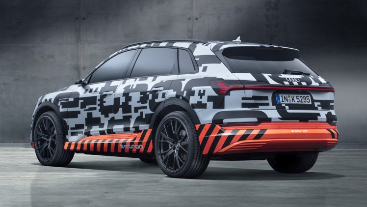 Audi draait proefrondjes met gecamoufleerde e-trons in Genve