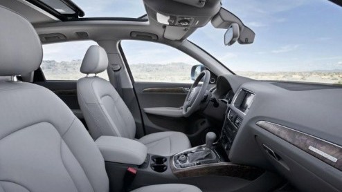 Vandaag is hij officieel, de nieuwe Audi Q5 stelt zich voor. Deze nieuwe vijfzits vierwielaangedreven SUV belooft heel wat harten te breken. Met de zeventraps S tronic transmissie en Audi drive select