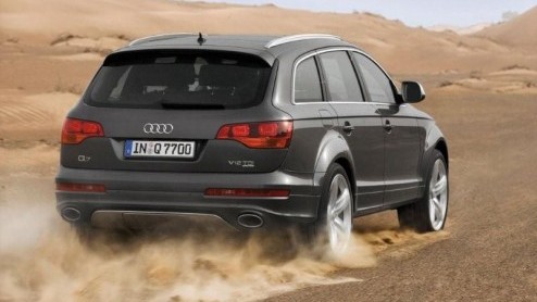Downsizen, groene motoren, milieulabels, tja, het vormt tegenwoordig het gesprek van de dag. En dan komt Audi nu met de Q7 V12 TDI. Wees gerust milieufreaks, gezien de vanafprijs zijn maar weinig mens