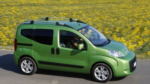 Het gamma van de vrolijk kijkende ruimte-kubus Fiat Qubo wordt zoals beloofd uitgebreid met een Multijet dieselvariant. Tegelijkertijd start de Fiat de levering van de Qubo in basistrim Active.
