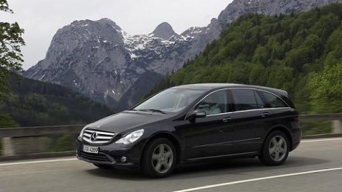 Mercedes introduceert tegelijkertijd met modeljaar 2008 de Mercedes-Benz R-Klasse First Edition. Een wat vreemde naam voor een extra luxe versie van deze cross-over Benz, die toch al ruim een jaar op 