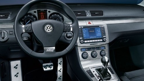 Hoewel het er nog steeds niet naar uit ziet dat Volkswagen met de Passat R36 naar ons land komt, kunnen ze in Engeland wel op deze 300 pk sterke zakensedan of gezinscombi rekenen.