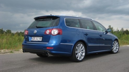 De Volkswagen Passat R36 heeft de importeur voor een dilemma gezet. Zit Nederland wel te wachten op een krachtige zescilinder-Passat met dito looks? Importeur Pon is er uit, de R36 komt gewoon naar on