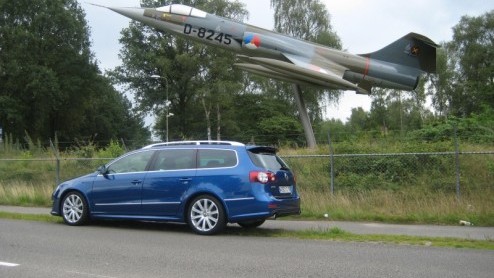 De Volkswagen Passat R36 heeft de importeur voor een dilemma gezet. Zit Nederland wel te wachten op een krachtige zescilinder-Passat met dito looks? Importeur Pon is er uit, de R36 komt gewoon naar on