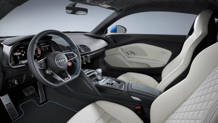 Audi maakt prijzen R8 bekend en geeft aan dat de orderboeken voor de R8 V10 en R8 V10 plus in de zomer van 2015 open gaan. De Audi R8 e-tron met elektrische aandrijving komt later.