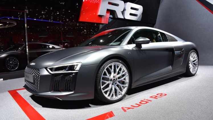 Audi maakt prijzen R8 bekend en geeft aan dat de orderboeken voor de R8 V10 en R8 V10 plus in de zomer van 2015 open gaan. De Audi R8 e-tron met elektrische aandrijving komt later.