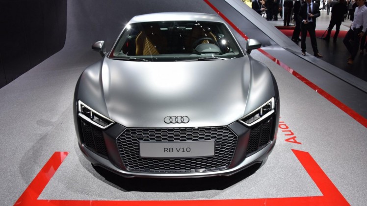 Audi maakt prijzen R8 bekend en geeft aan dat de orderboeken voor de R8 V10 en R8 V10 plus in de zomer van 2015 open gaan. De Audi R8 e-tron met elektrische aandrijving komt later.
