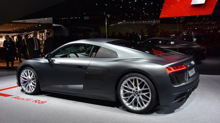 Audi maakt prijzen R8 bekend en geeft aan dat de orderboeken voor de R8 V10 en R8 V10 plus in de zomer van 2015 open gaan. De Audi R8 e-tron met elektrische aandrijving komt later.