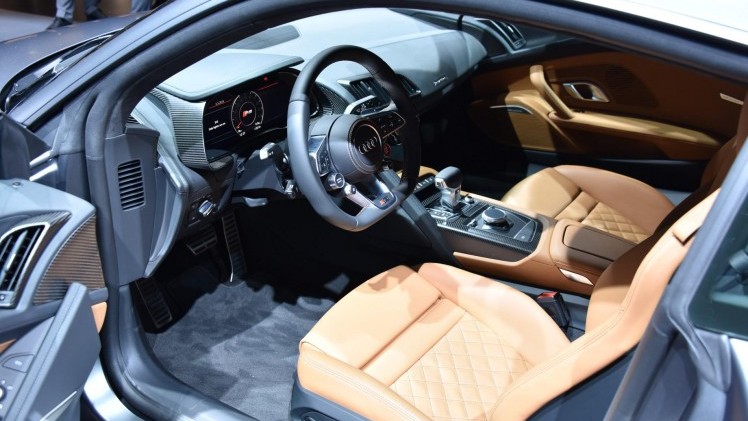 Audi maakt prijzen R8 bekend en geeft aan dat de orderboeken voor de R8 V10 en R8 V10 plus in de zomer van 2015 open gaan. De Audi R8 e-tron met elektrische aandrijving komt later.