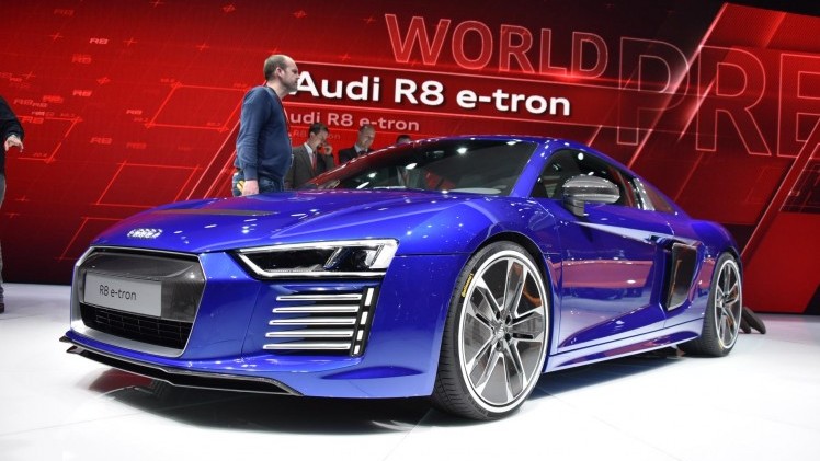 Audi maakt prijzen R8 bekend en geeft aan dat de orderboeken voor de R8 V10 en R8 V10 plus in de zomer van 2015 open gaan. De Audi R8 e-tron met elektrische aandrijving komt later.