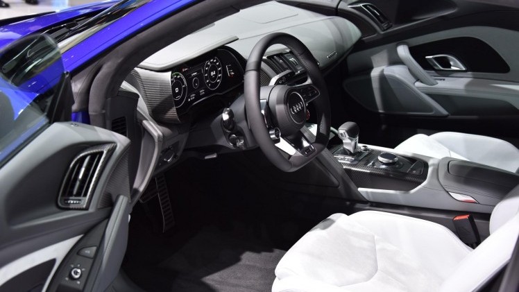 Audi maakt prijzen R8 bekend en geeft aan dat de orderboeken voor de R8 V10 en R8 V10 plus in de zomer van 2015 open gaan. De Audi R8 e-tron met elektrische aandrijving komt later.