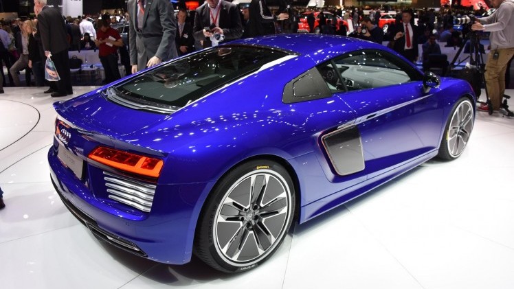 Audi maakt prijzen R8 bekend en geeft aan dat de orderboeken voor de R8 V10 en R8 V10 plus in de zomer van 2015 open gaan. De Audi R8 e-tron met elektrische aandrijving komt later.