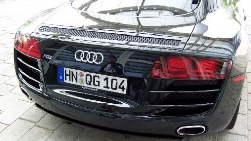 Zet hem daar maar neer. Dit is de Audi R8 met V10. Deze Duitse sportwagen is voorzien van een Lamborghini genen en onderscheidt zich naast een orkestrale sound ook met groter machtsvertoon.