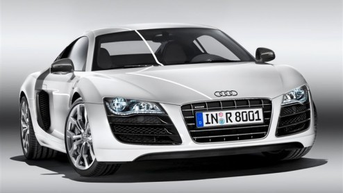 De Audi R8 V10 zat er al aan te komen en nu is dan uit de doeken. De supersportwagen wordt naast een V8 ook met 5.2 V10 leverbaar, en heeft daarmee 525 pk pret voor vier wielen, goed voor een top van
