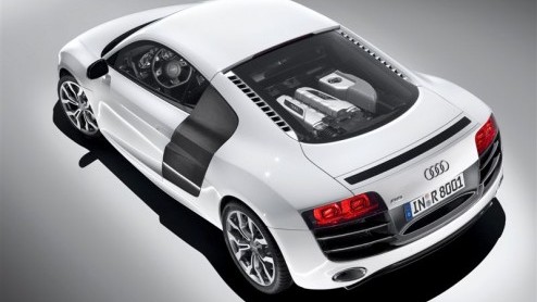De Audi R8 V10 zat er al aan te komen en nu is dan uit de doeken. De supersportwagen wordt naast een V8 ook met 5.2 V10 leverbaar, en heeft daarmee 525 pk pret voor vier wielen, goed voor een top van