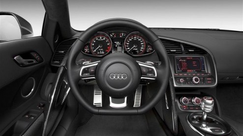 De Audi R8 V10 zat er al aan te komen en nu is dan uit de doeken. De supersportwagen wordt naast een V8 ook met 5.2 V10 leverbaar, en heeft daarmee 525 pk pret voor vier wielen, goed voor een top van