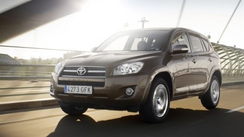 Toyota is goed op dreef met het vernieuwen van het modelgamma. De Aygo kreeg een nieuwe neus, de iQ en Avensis zijn onderweg en ook de Yaris werd opgefrist. Last but not least kan de RAV4 ook rekenen