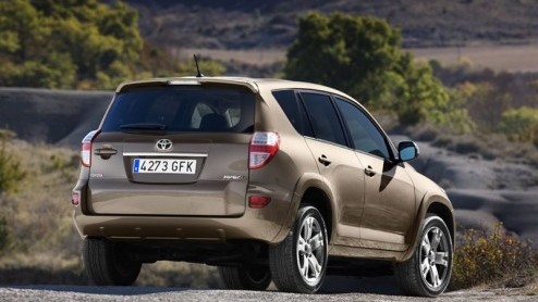 Toyota is goed op dreef met het vernieuwen van het modelgamma. De Aygo kreeg een nieuwe neus, de iQ en Avensis zijn onderweg en ook de Yaris werd opgefrist. Last but not least kan de RAV4 ook rekenen