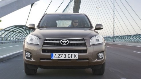 Toyota is goed op dreef met het vernieuwen van het modelgamma. De Aygo kreeg een nieuwe neus, de iQ en Avensis zijn onderweg en ook de Yaris werd opgefrist. Last but not least kan de RAV4 ook rekenen