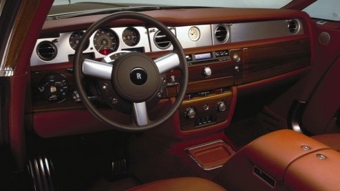 Rolls Royce komt met de Phantom Coupe. Voor wie het summum in de autowereld prefereert, maar aan twee deuren genoeg heeft, zullen we maar denken. Dit slagschip is gebaseerd op de 101EX Concept en maak
