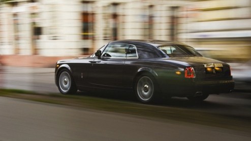 Rolls Royce komt met de Phantom Coupe. Voor wie het summum in de autowereld prefereert, maar aan twee deuren genoeg heeft, zullen we maar denken. Dit slagschip is gebaseerd op de 101EX Concept en maak