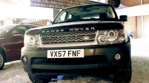 Land Rover vindt het tijd om de Range Rover Sport een verjongingskuur te geven. Deze robuuste zwaargewicht werd met wat camouflage gespot in het koude Zweden. Een gewijzigde grille met nu twee lamelle