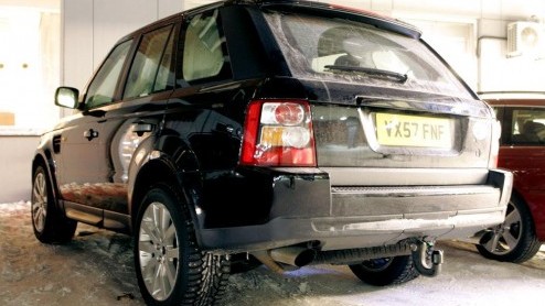 Land Rover vindt het tijd om de Range Rover Sport een verjongingskuur te geven. Deze robuuste zwaargewicht werd met wat camouflage gespot in het koude Zweden. Een gewijzigde grille met nu twee lamelle