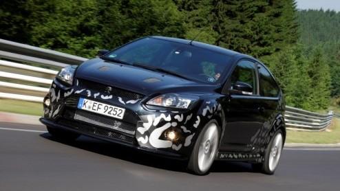 Het was even stil omtrent de Focus RS, maar zijn komst was al wel zeker. Vandaag geeft Ford meer informatie vrij omtrent deze supersportieve Focus, en kunnen we een officiele blik op hem werpen.