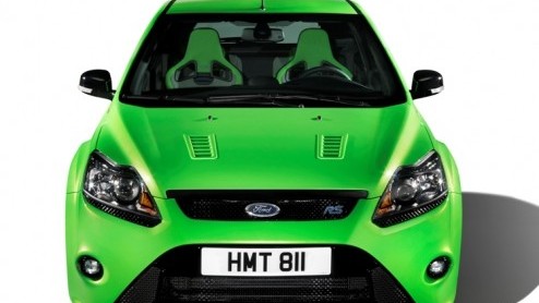 De snelste Ford van Europa is in aantocht; de Focus RS belooft minstens 260 km/u te halen. Geen wonder, de gifgroene Duitser heeft een hitstige vijfcilinder met 300 pk onder de kap. Om iedereen nog ee