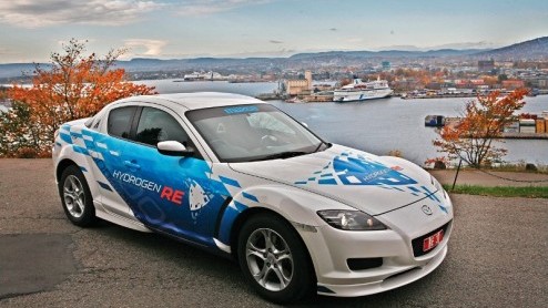 Mazda is al tijden druk met de ontwikkeling en realisatie van modellen op waterstof. Het merk zet een nieuwe stap, want de Mazda RX-8 Hydrogen RE is vanaf vandaag te zien op de openbare weg in Noorweg