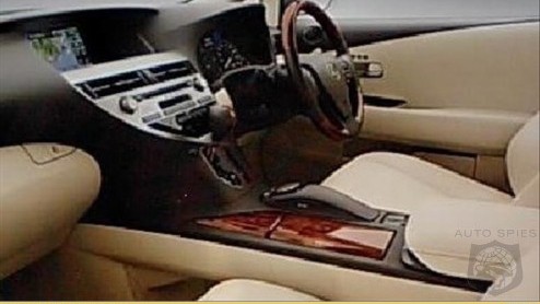In 2009 komt Lexus met een compleet nieuwe RX op de markt, inmiddels alweer de derde generatie. Op de autoshow van Tokyo maakten we vorig jaar kennis met het LF-Xh studiemodel. Inderdaad, een mogelijk