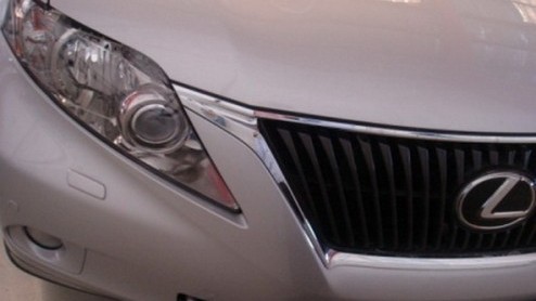 In 2009 komt Lexus met een compleet nieuwe RX op de markt, inmiddels alweer de derde generatie. Op de autoshow van Tokyo maakten we vorig jaar kennis met het LF-Xh studiemodel. Inderdaad, een mogelijk
