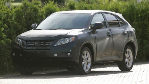 Met een permanente invasie van nieuwe SUV-modellen is het voor Lexus tijd opnieuw een duit in het zakje te doen. Het merk verricht momenteel testwerk met de nieuwe RX, die als facelift model in het vo