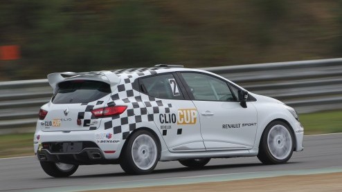 Of we een dagje op het Circuit van Zolder de nieuwe Renault Clio Cup-auto willen komen proberen? Vanaf volgend jaar gaat namelijk de Clio Cup Benelux met de nieuwe Clio Cup-auto.