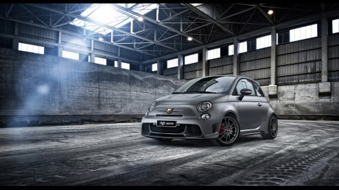 Abarth 695 Biposto is snelste Abarth 500 ooit, met rolkooi, vierpuntsgordels, racekoppeling en 190 pk 1.4 T-Jet motor.