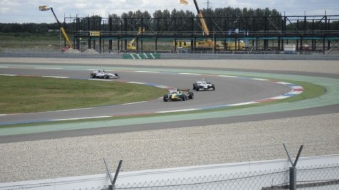 Autovandaag wil zich steeds meer laten zien op grote autosport evenementen. We mochten dus niet ontbreken op de grote premire van de eerste Champcar Grand Prix op Nederlandse bodem. Het TT-circuit va