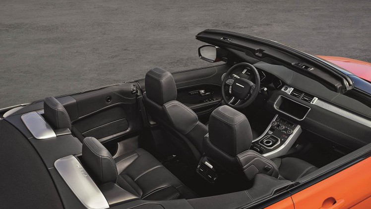 De Range Rover Evoque Convertible is nu als productiemodel gepresenteerd en komt vanaf het voorjaar 2016 naar Nederland in de verkoop.